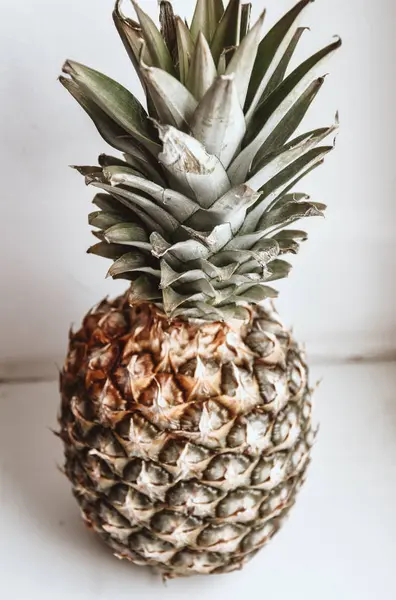 Beyaz arka planda taze ananas