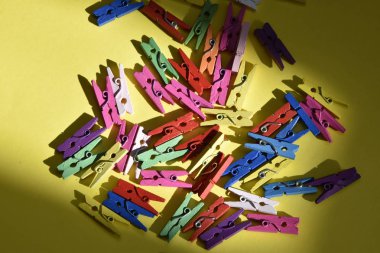 Ahşap renkli çamaşır tokası, çamaşır kabuğu tahta mandal tokası.