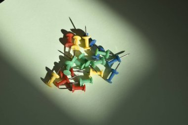 Soyut arkaplan iğneleri itme ofisi raptiye iğnesi