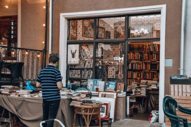 Gdansk, Polonya - 24 Ağustos 2019 Gdansk pazarında kitapçı  