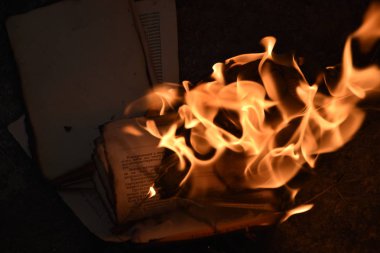 Kitap yanan alev sayfası kamp ateşi. 