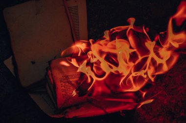 Kitap yanan alev sayfası kamp ateşi. 