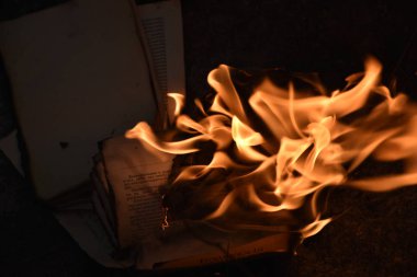 Kitap yanan alev sayfası kamp ateşi. 