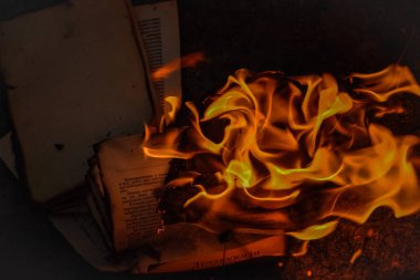 Kitap yanan alev sayfası kamp ateşi. 