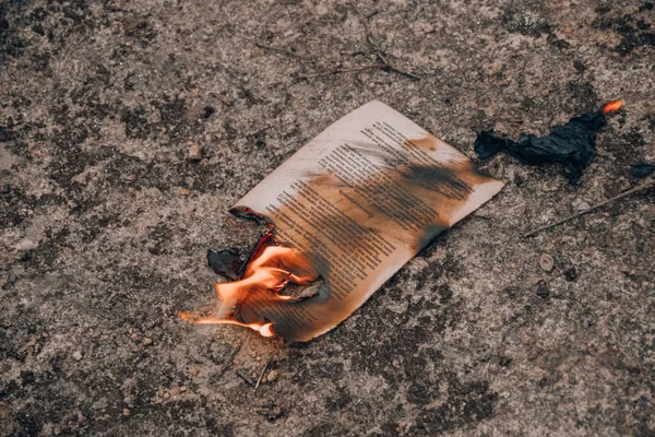 Bok Brinnande Eld Sida Lägereld Lägereld — Stockfoto