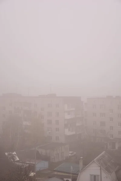 Mlhavá Mlha Městě Zimní Ráno — Stock fotografie