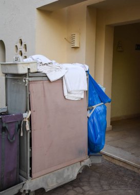 Otelde temizlik malzemeleri var.