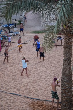 İnsanlar plaj voleybolu oynuyor.