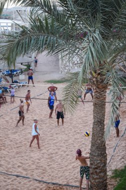 İnsanlar plaj voleybolu oynuyor.