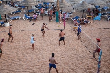 İnsanlar plaj voleybolu oynuyor.