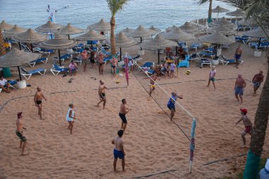 İnsanlar plaj voleybolu oynuyor.