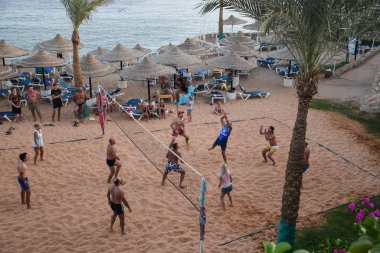 İnsanlar plaj voleybolu oynuyor.