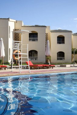 Yüzme havuzu tatil salonu şemsiyeli otel