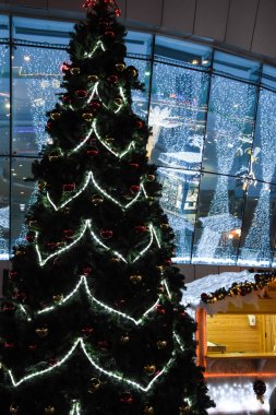 Pencereli Noel süsleme ağacı