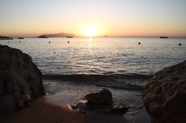 Kumsaldaki deniz tatilinde ayak izleri.