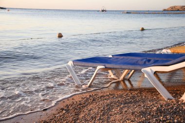 Plaj sandalyeleri deniz kumları tatil sabahı