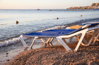 Plaj sandalyeleri deniz kumları tatil sabahı