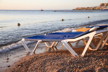 Plaj sandalyeleri deniz kumları tatil sabahı