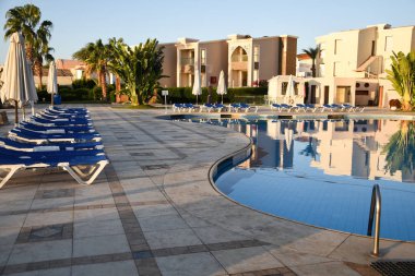 Yüzme havuzu tatil salonu şemsiyeli otel