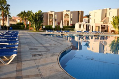Yüzme havuzu tatil salonu şemsiyeli otel