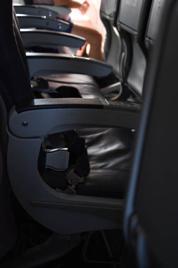 uçak içi koltuklar boş