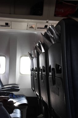 uçak içi koltuklar boş