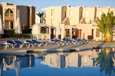 Yüzme havuzu tatil salonu şemsiyeli otel