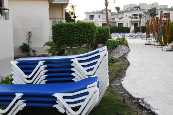 Strand Blaue Stühle Urlaub Hotel — Stockfoto