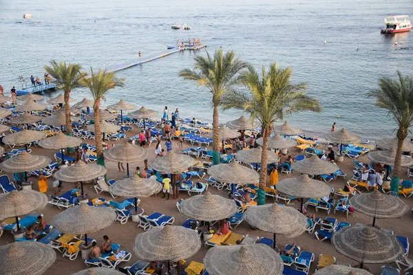 Strand Meer Mit Liegestühlen Und Sonnenschirmen — Stockfoto