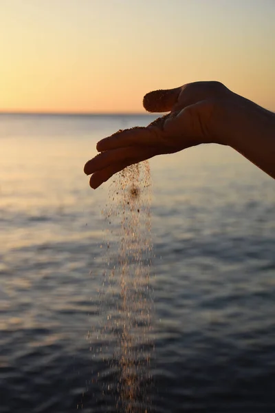 Άμμο Ρίξει Χέρι Στο Φόντο Της Θάλασσας — Φωτογραφία Αρχείου
