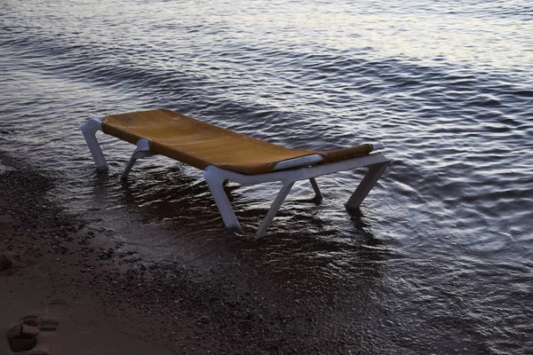 Plaj sandalyeleri deniz kumları tatil sabahı