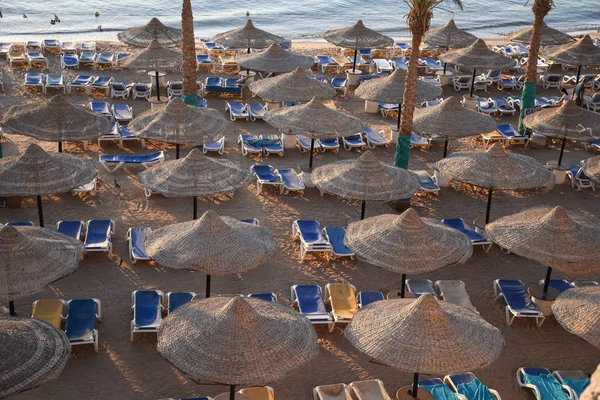Strand Meer Mit Liegestühlen Und Sonnenschirmen — Stockfoto