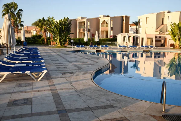 Zwembad Vakantie Lounge Paraplu Hotel — Stockfoto