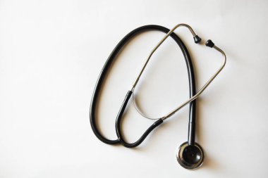 Tıbbi steteskop ya da fonendoskop beyaz arka planda izole siyah 