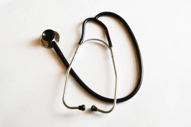 Tıbbi steteskop ya da fonendoskop beyaz arka planda izole siyah 