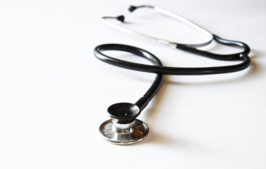 Tıbbi steteskop ya da fonendoskop beyaz arka planda izole siyah 