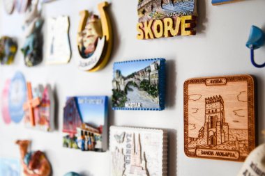 Dünya ülkelerinden gelen buzdolabının üzerinde birçok mıknatıs var. Son tatilden kalma yeni bir buzdolabı mıknatısı.) 