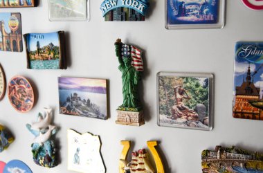 New York şehri mıknatısı. Dünya ülkelerinden gelen buzdolabının üzerinde birçok mıknatıs var. Son tatilden kalma yeni bir buzdolabı mıknatısı.) 