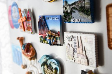 Dünya ülkelerinden gelen buzdolabının üzerinde birçok mıknatıs var. Son tatilden kalma yeni bir buzdolabı mıknatısı.) 