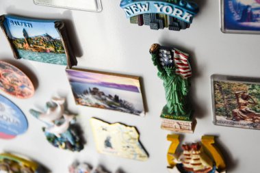 New York şehri mıknatısı. Dünya ülkelerinden gelen buzdolabının üzerinde birçok mıknatıs var. Son tatilden kalma yeni bir buzdolabı mıknatısı.) 