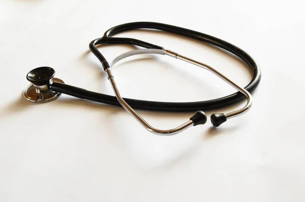 Lékařský Stetoskop Nebo Fonendoskop Černé Izolované Bílém Pozadí — Stock fotografie