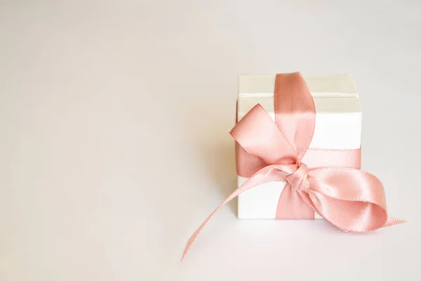 Boîte Cadeau Blanche Avec Ruban Rose Sur Fond Blanc Coffret — Photo