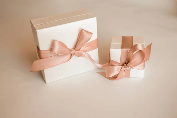两个白色礼品盒 白色背景上有粉色丝带 圣诞节或情人节白色礼品盒 有粉色缎带 — 图库照片
