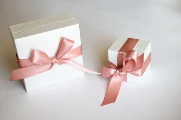 Dos Cajas Regalo Blancas Con Cinta Rosa Sobre Fondo Blanco —  Fotos de Stock
