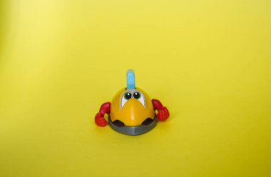 Sarı arka planda gözü olan kızlar için sarı oyuncak ütü, metin için yer