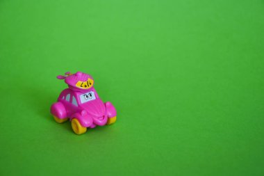 Arka planda oyuncak arabalar, metin için yer