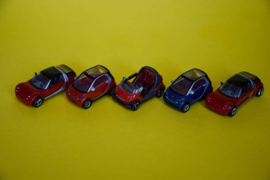 Arka planda oyuncak arabalar, metin için yer