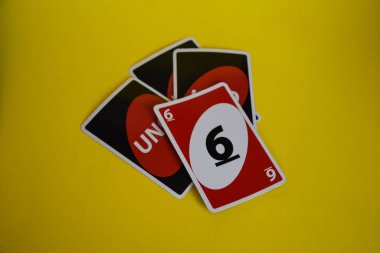 İngiltere, Londra - 4 Aralık 2019 Uno oyun kartları masanın her tarafına saçıldı. Amerikan kart oyunu. Simgesel olarak düzenlenmiş unno iskambil kartları - ters.