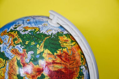 sarı arkaplanda yerküre, metin için yer