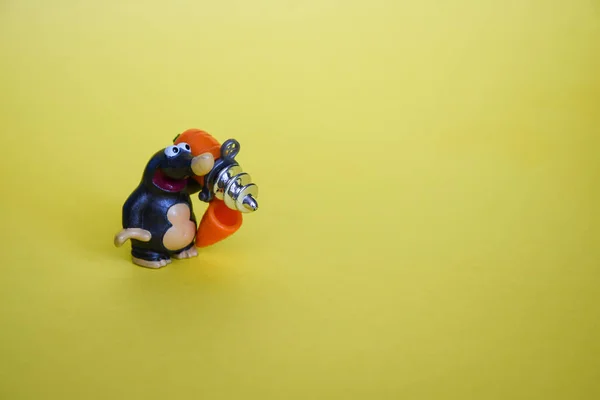 Sarı Arka Planda Oyuncak Ben Metin Için Yer Havuçlu Oyuncak — Stok fotoğraf